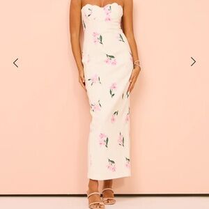 NWT!! Coco and Lola Issy Scalloped Bodice Midi Dress in Rose Print. So pretty!